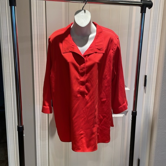 Chicos no iron 3/4 sleeve blouse with vibrant color and buttons up the back - Picture 2 of 6